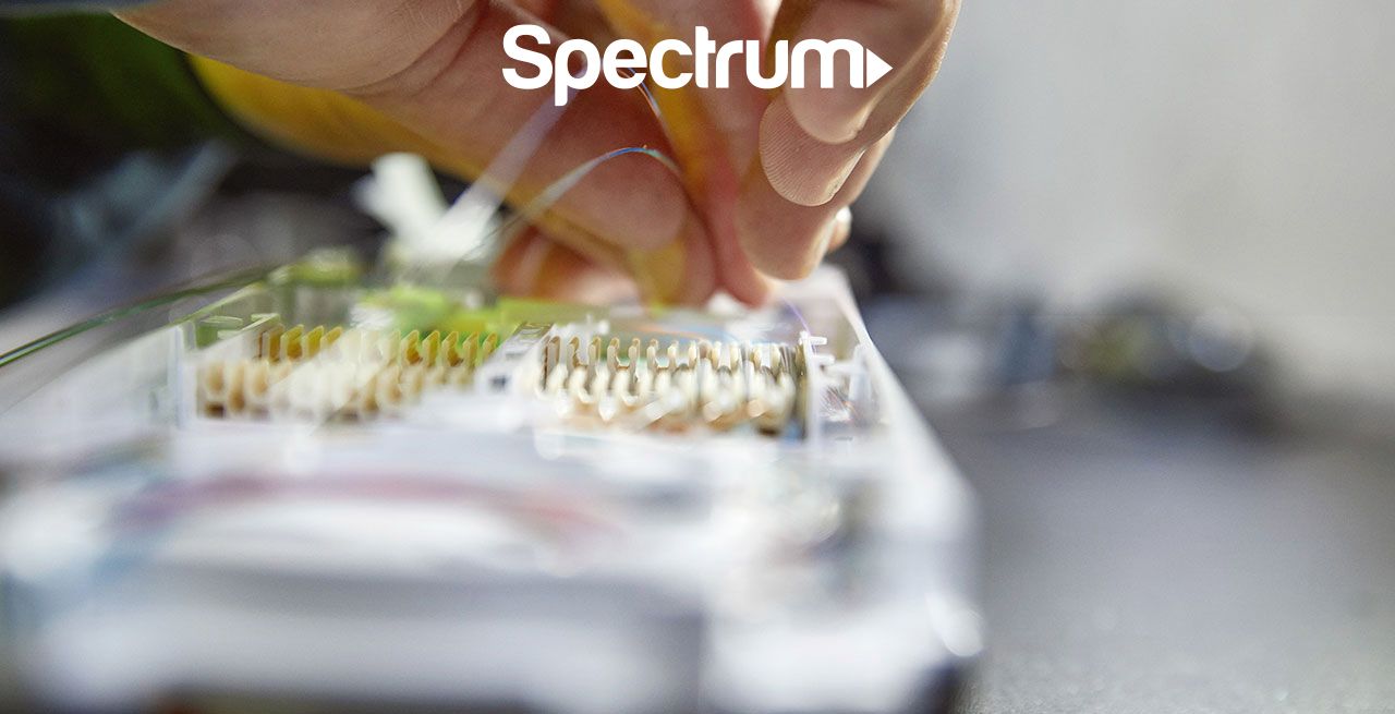 Spectrum technician splicing fiber strands
